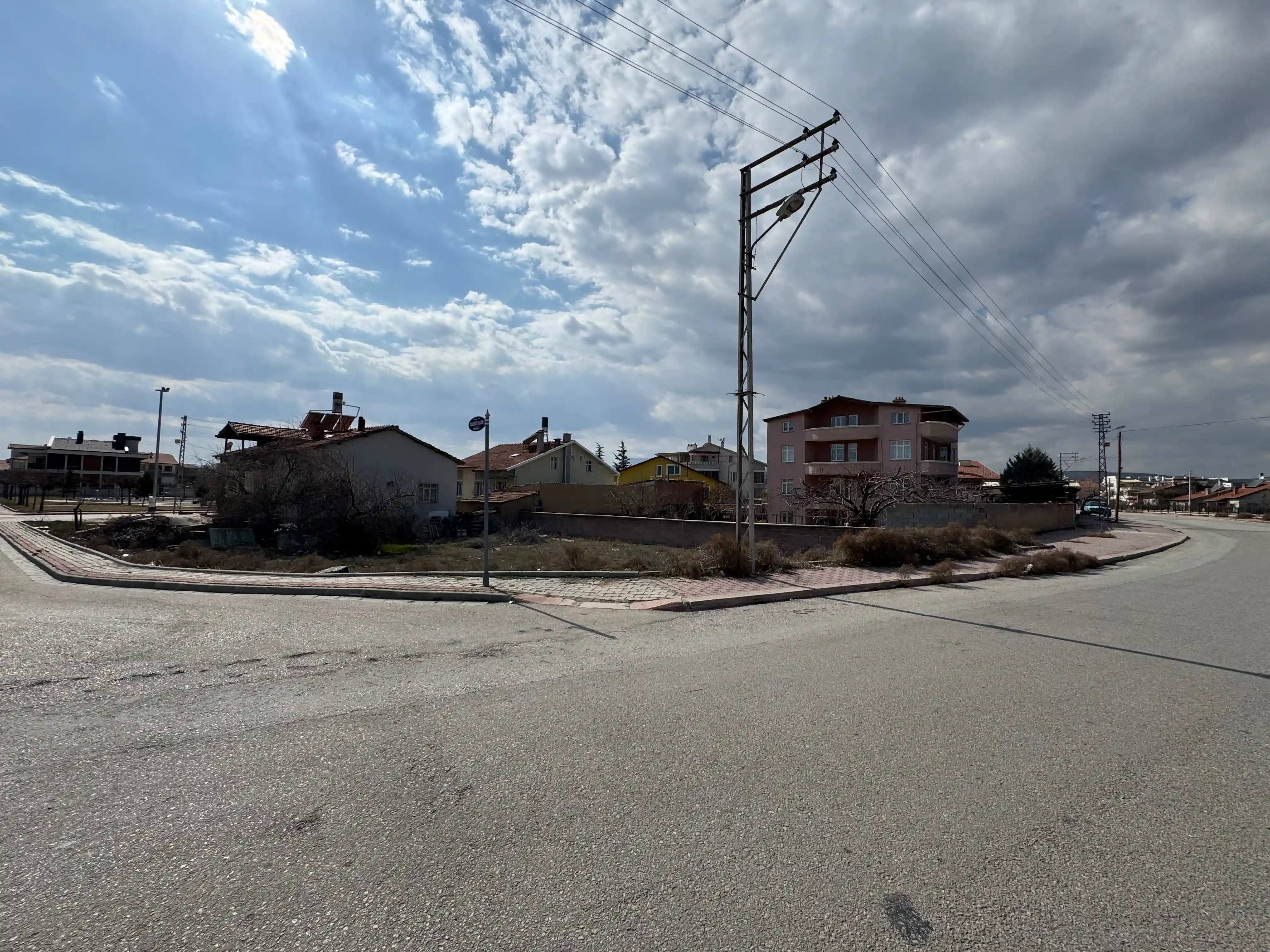 KONYA MERAM LALEBAHÇE SATILIK KÖŞE PARSEL ARSA!