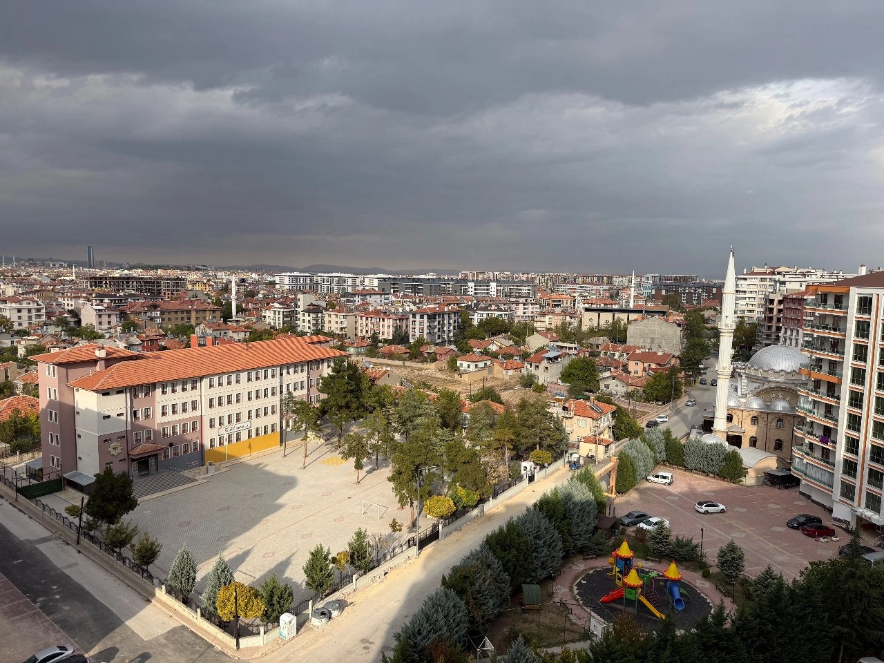 ÇEÇENİSTAN CADDESİ MERAM İTFAİYE YANI – 3+1 GENİŞ SATILIK DAİRE! (BEYAZ PARK SİTESİ)