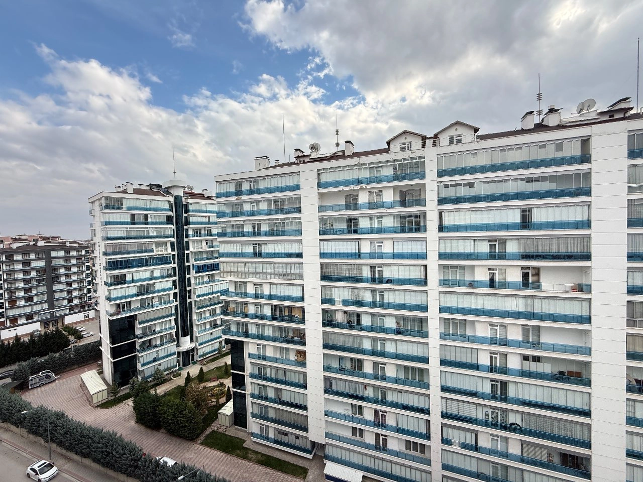 ÇEÇENİSTAN CADDESİ MERAM İTFAİYE YANI – 3+1 GENİŞ SATILIK DAİRE! (BEYAZ PARK SİTESİ)