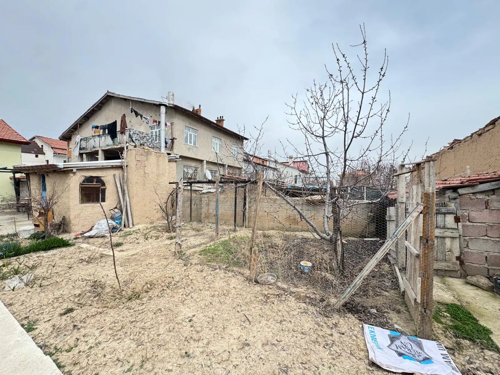 KONYA MERAM HARMANCIK MAHALLESİ’NDE GENİŞ ARSA PAYLI MÜSTAKİL SATILIK 3+1 EV!