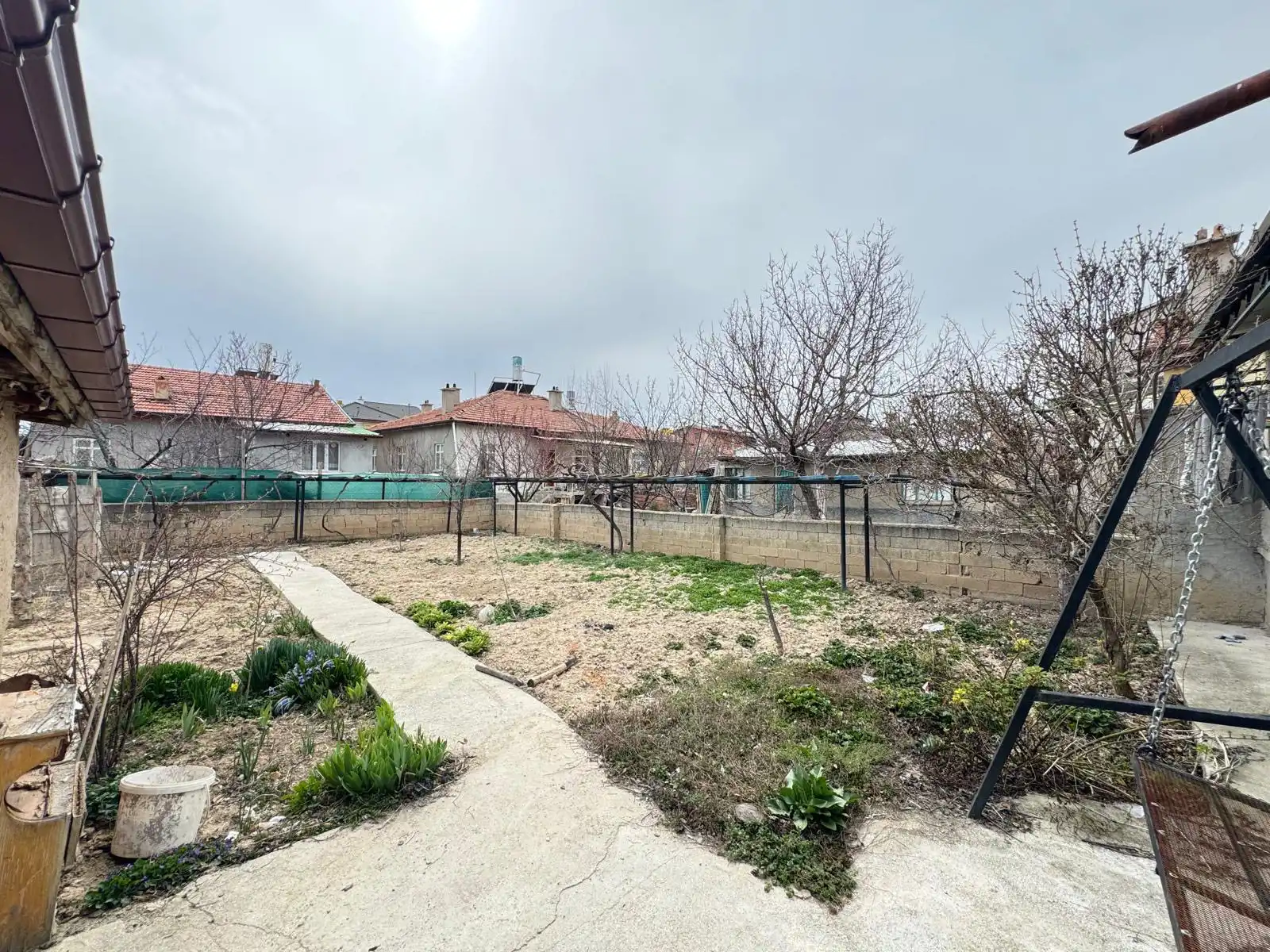 KONYA MERAM HARMANCIK MAHALLESİ’NDE GENİŞ ARSA PAYLI MÜSTAKİL SATILIK 3+1 EV!